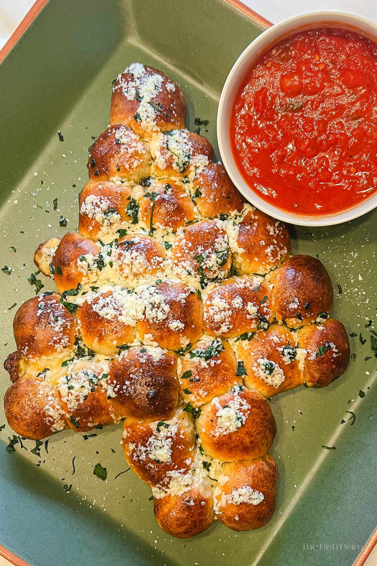 Cheesy Pull Apart Christmas Tree Bread