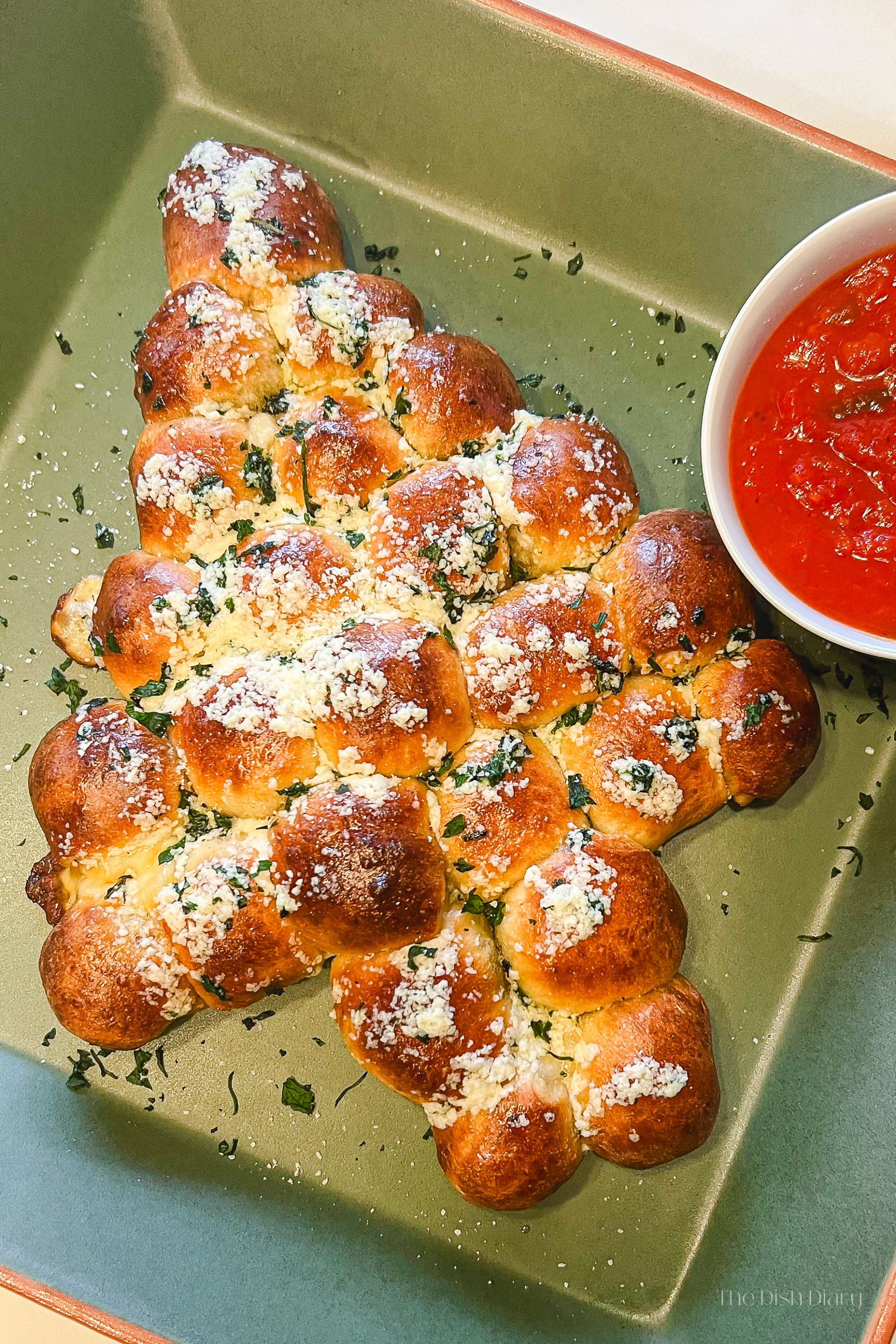 Cheesy Pull Apart Christmas Tree Bread