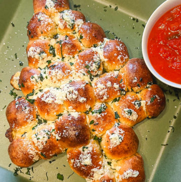 Cheesy Pull Apart Christmas Tree Bread